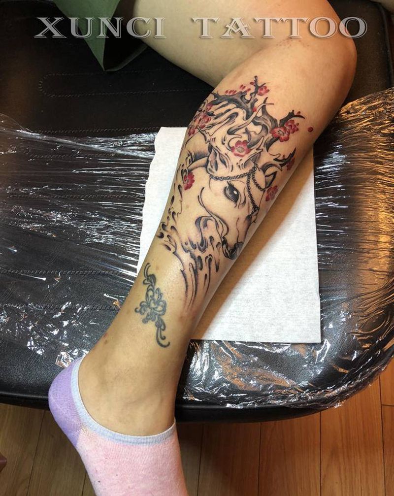 鹿纹身图片_腿部新传统鹿花纹身图案