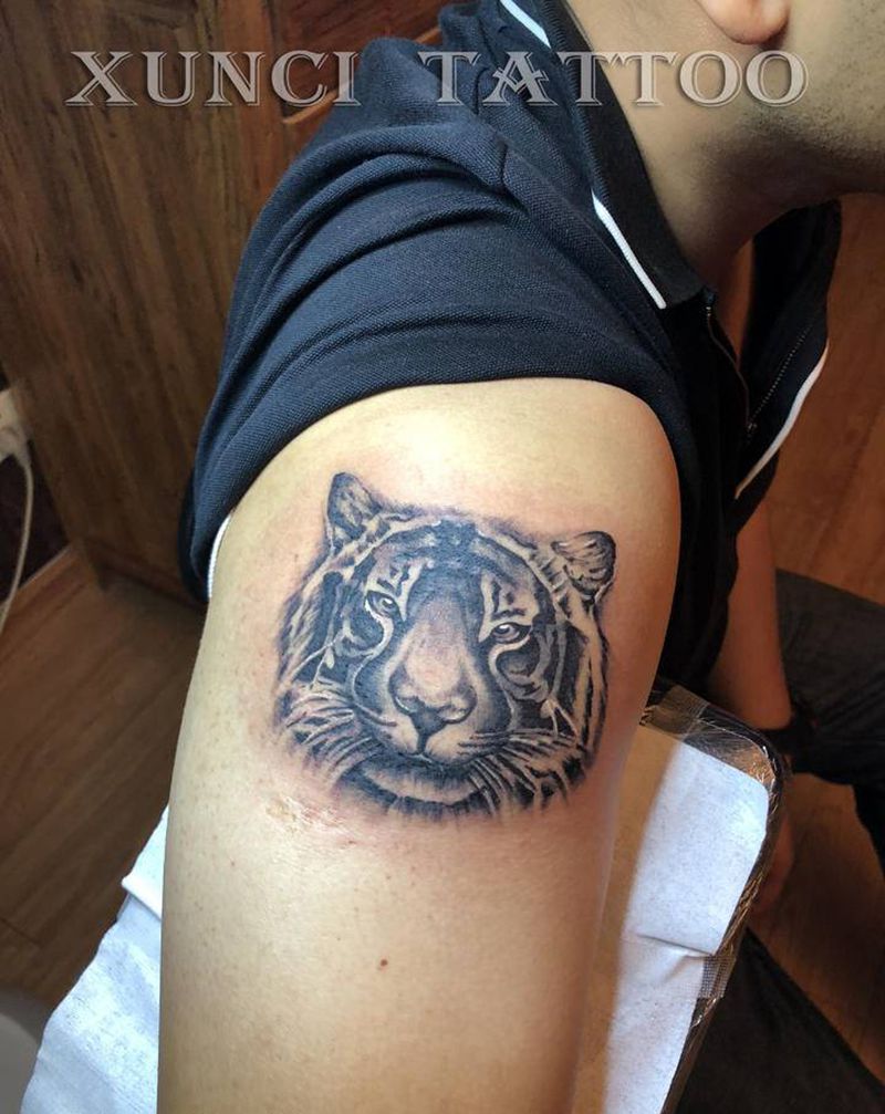 虎头纹身图片_肩部手臂老传统欧美写实虎纹身图案