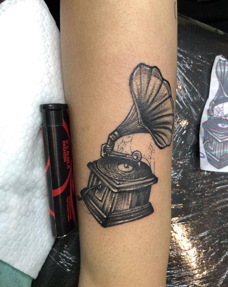 留声机纹身图片_手部纹身图案