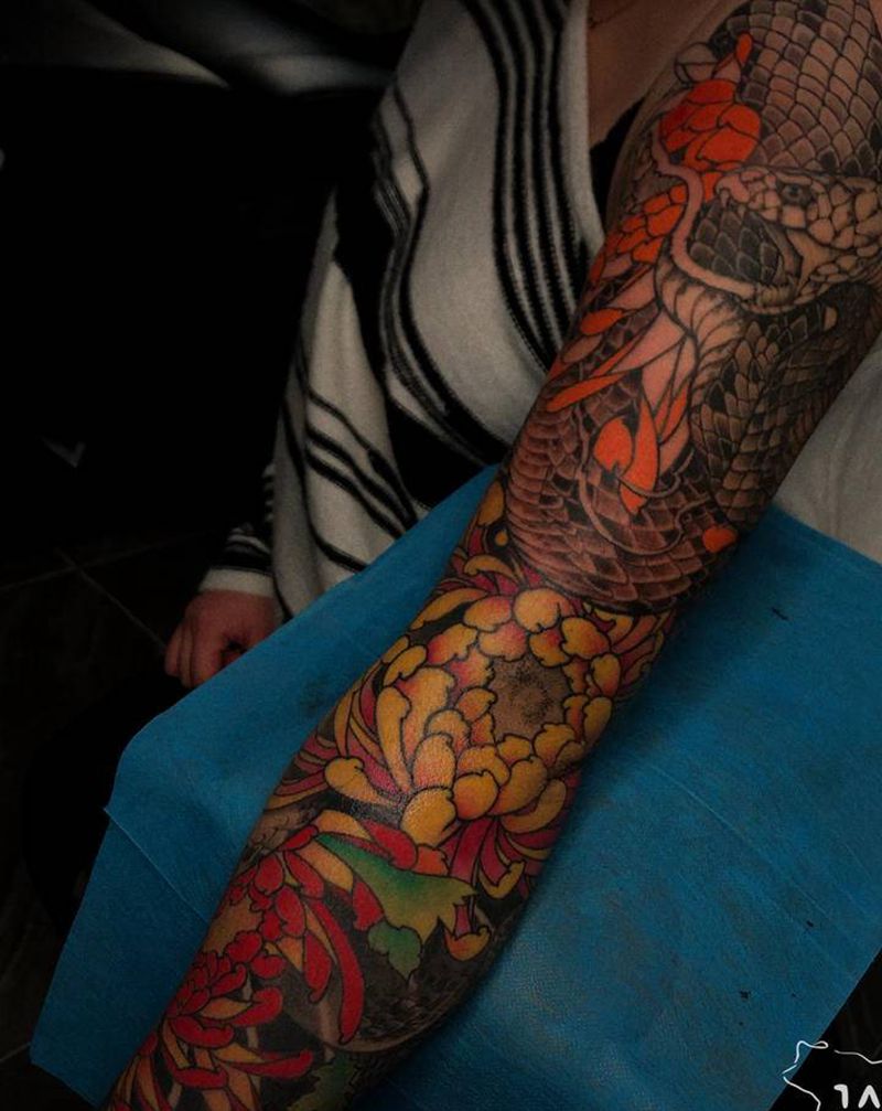 花臂小蛇纹身图片_手臂老传统纹身图案