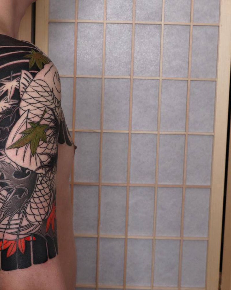 半甲纹身图片_手臂胸部老传统纹身图案