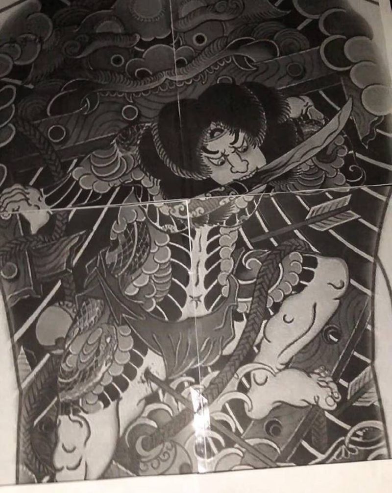 一切准备就绪，刚要纹。停电了纹身图片_背部老传统纹身图案