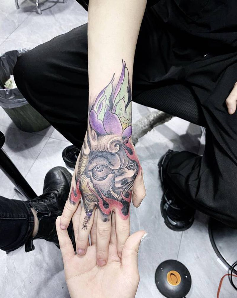 不动明王花手纹身图片_手部新传统不动明王纹身图案