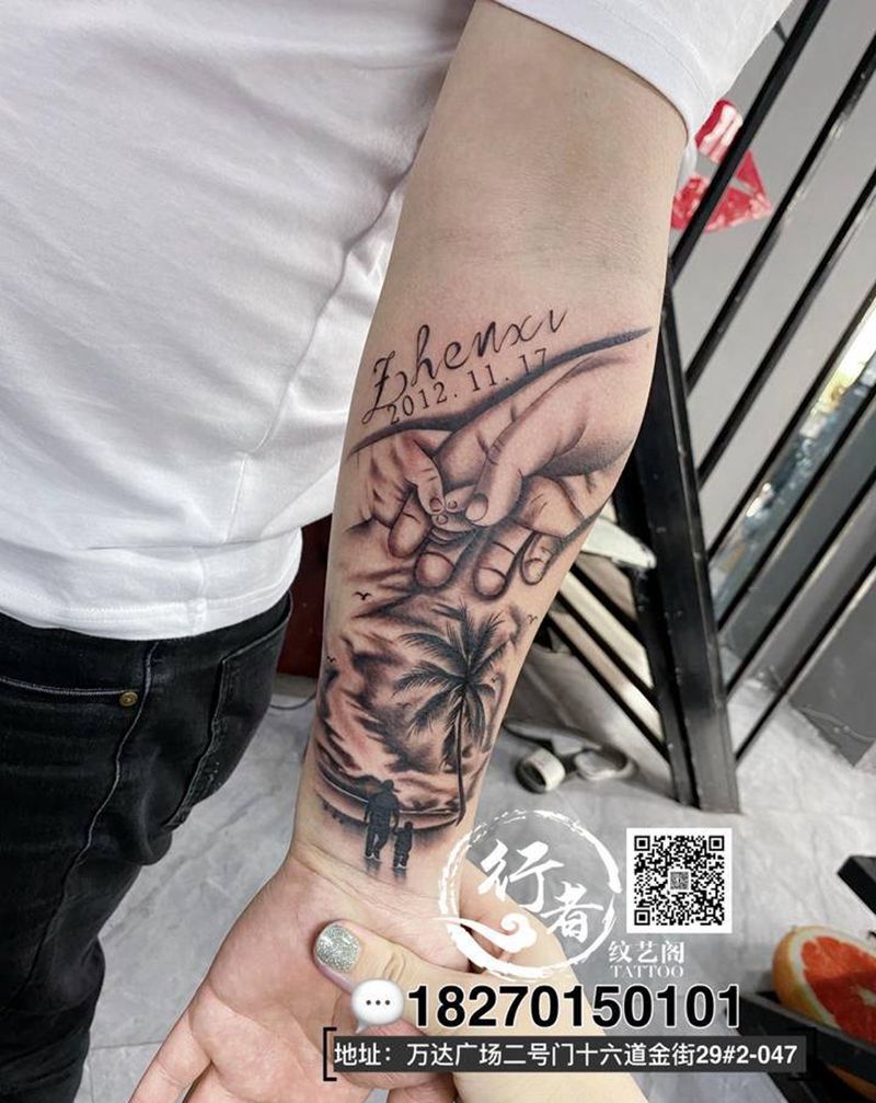 父爱如山纹身图片_手臂欧美写实亲子纹身图案