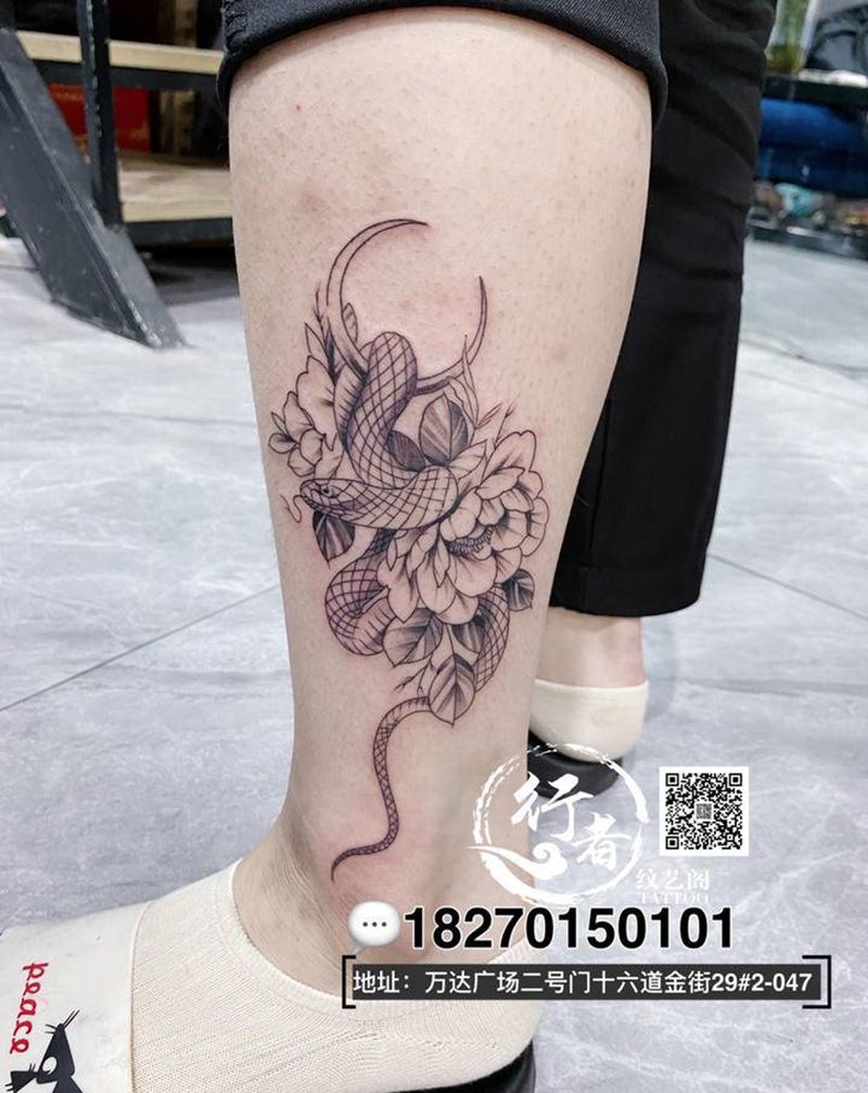 素花与蛇纹身图片_腿部素花，蛇纹身图案