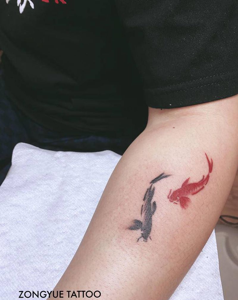 双鱼纹身图片_臀部手臂水墨鱼锦鲤纹身图案