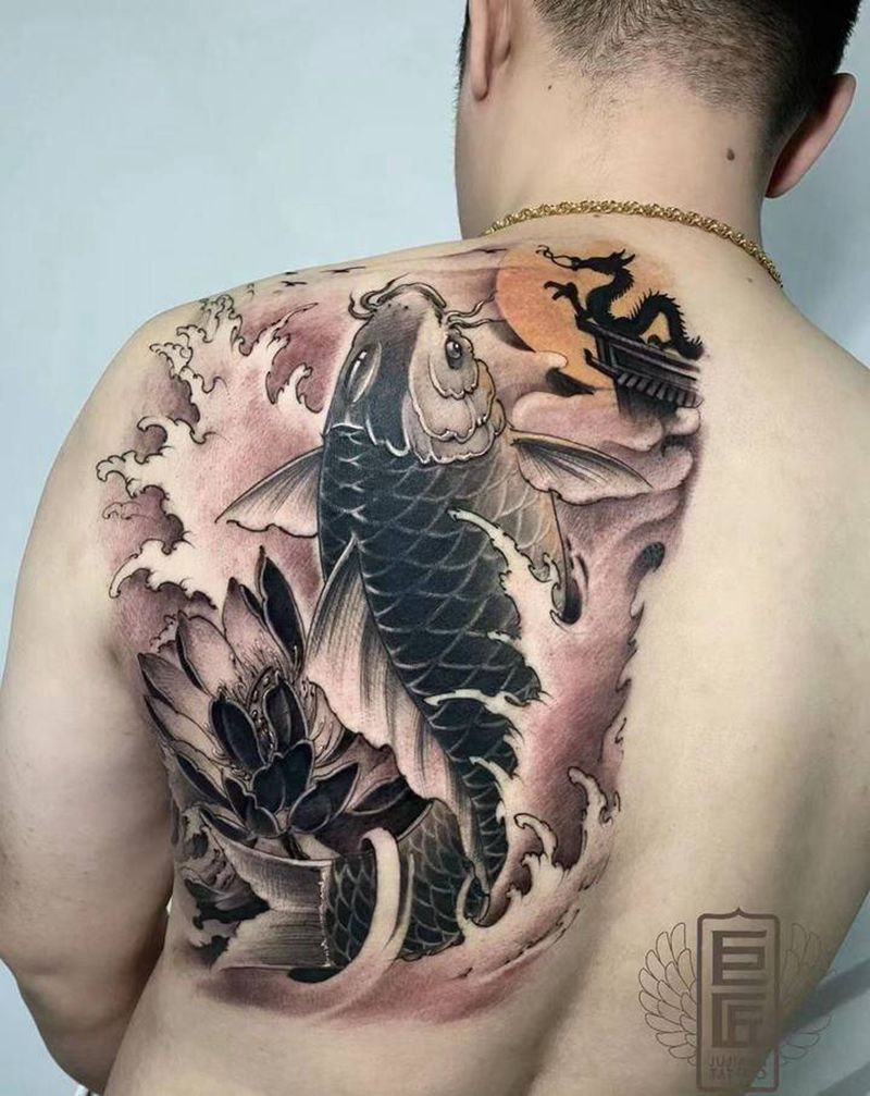 “跃鲤”纹身图片_背部新传统锦鲤纹身图案