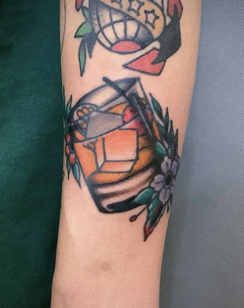 威士忌纹身图片_手臂Old School纹身图案