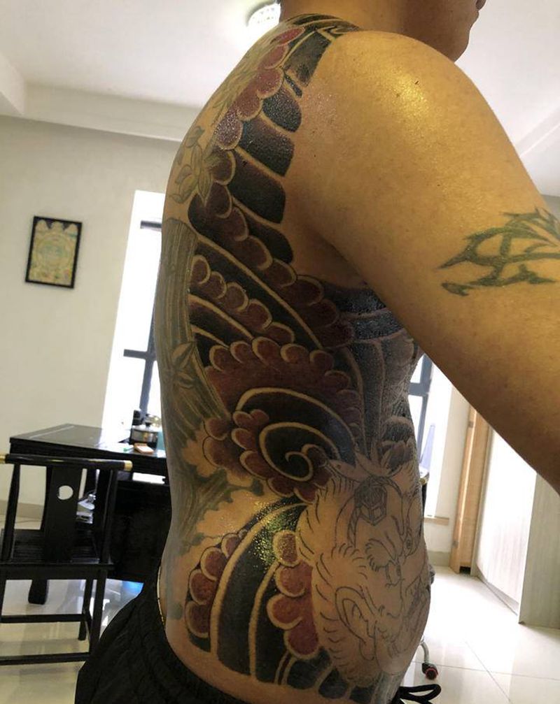 开衫未完纹身图片_胸部腹部老传统纹身图案