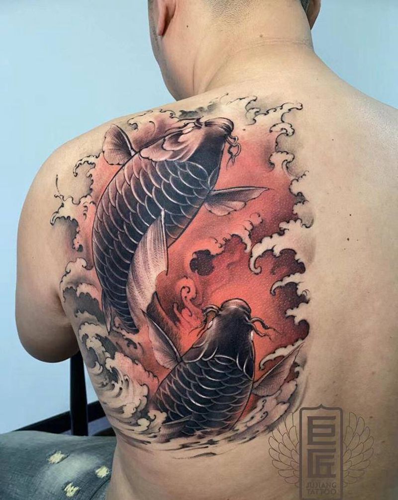 “竞游”纹身图片_背部新传统锦鲤浪纹身图案