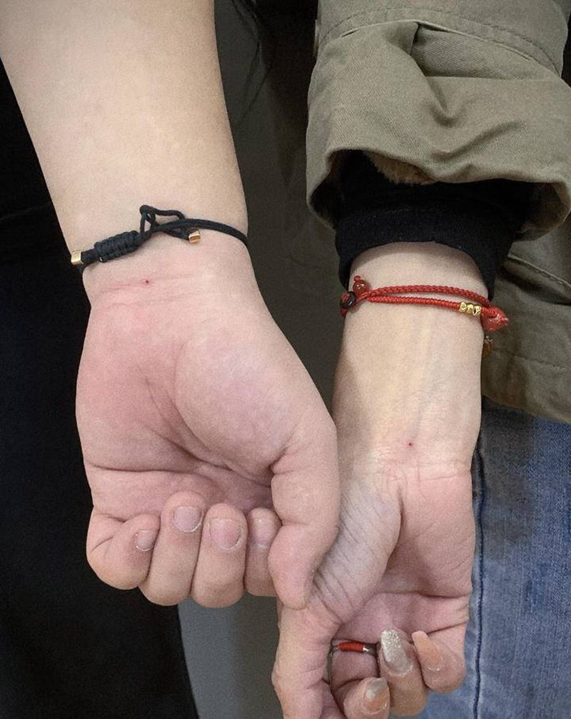 朱砂痣纹身图片_手部纹身图案