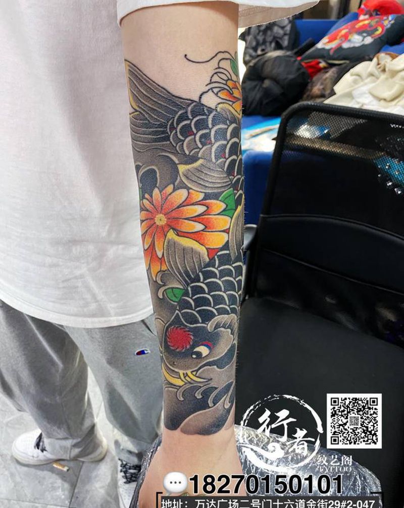 老传统小臂全包纹身图片_手部老传统圆五·鱼纹身图案