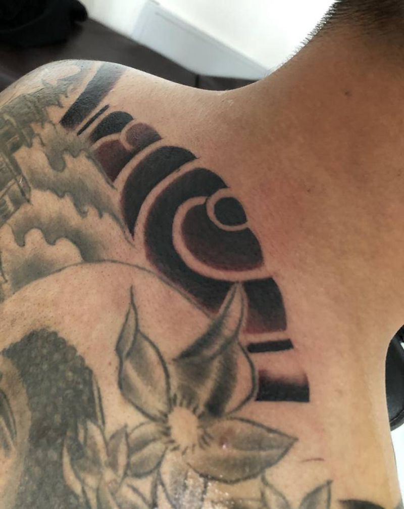 雾纹身图片_背部老传统纹身图案