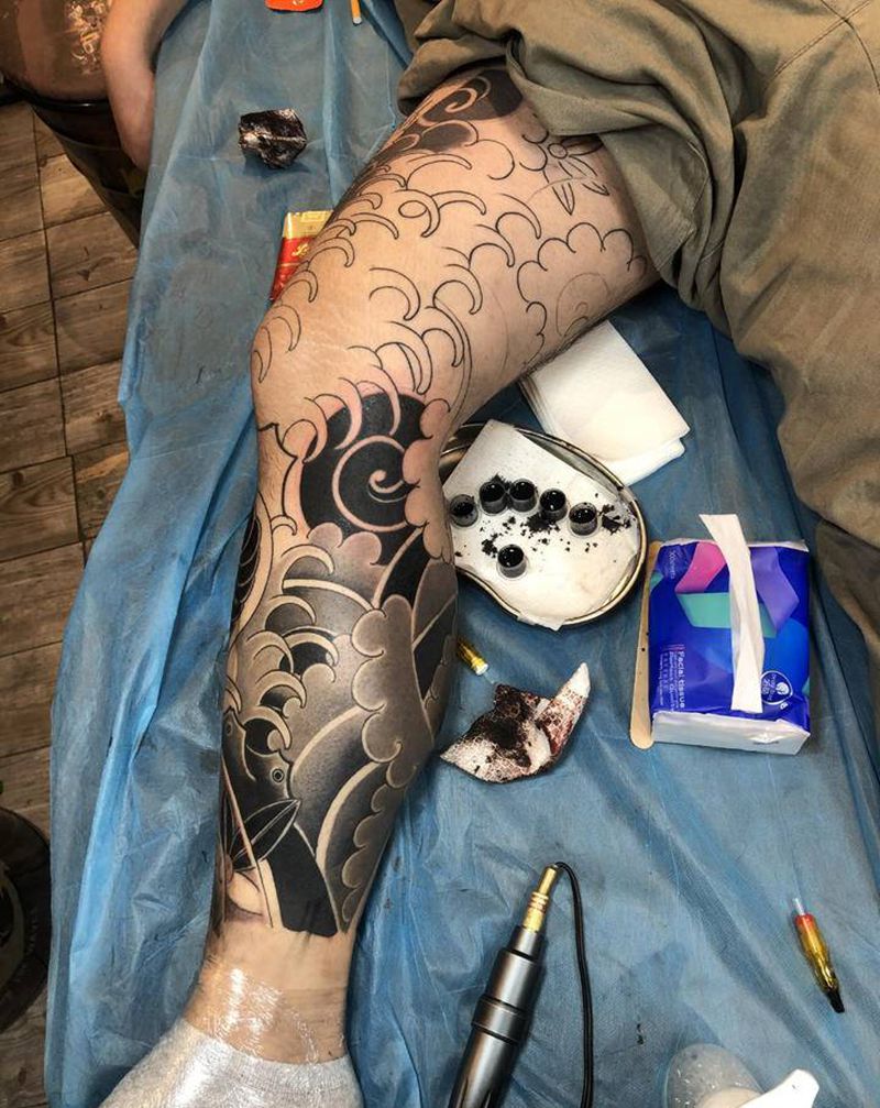 龙盘腿纹身图片_腿部老传统纹身图案