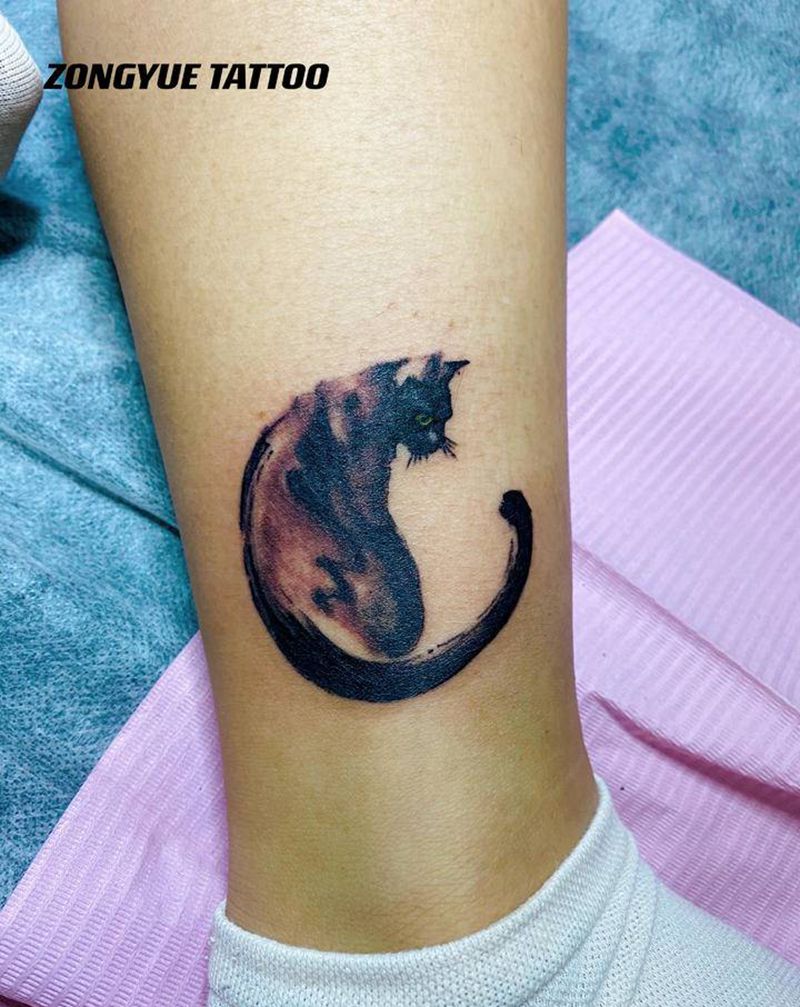 猫纹身图片_腿部脚部水墨水彩猫纹身图案