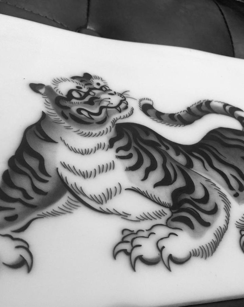 老虎纹身图片_背部老传统纹身图案