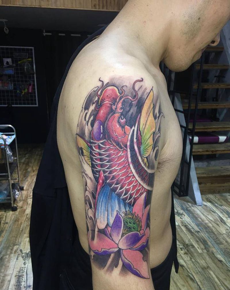 大臂鲤鱼遮盖纹身图片_新传统纹身图案
