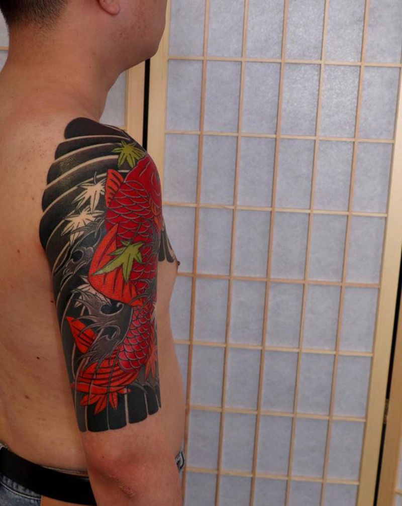 鱼-菊纹身图片_手臂胸部老传统纹身图案