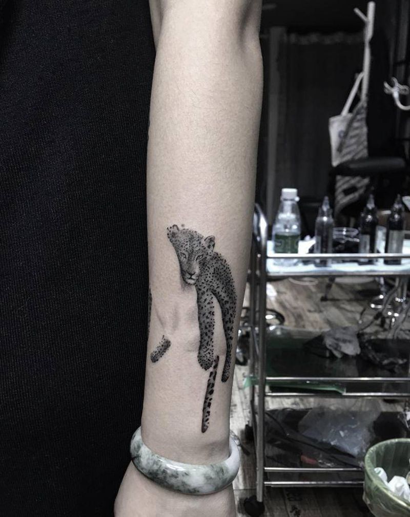 小豹子纹身图片_手部纹身图案