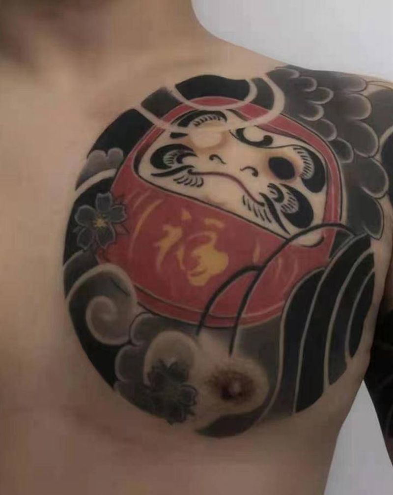 半甲达摩蛋纹身图片_胸部老传统纹身图案