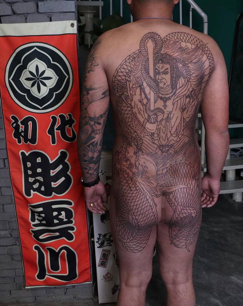 不动明王纹身图片_背部臀部老传统纹身图案