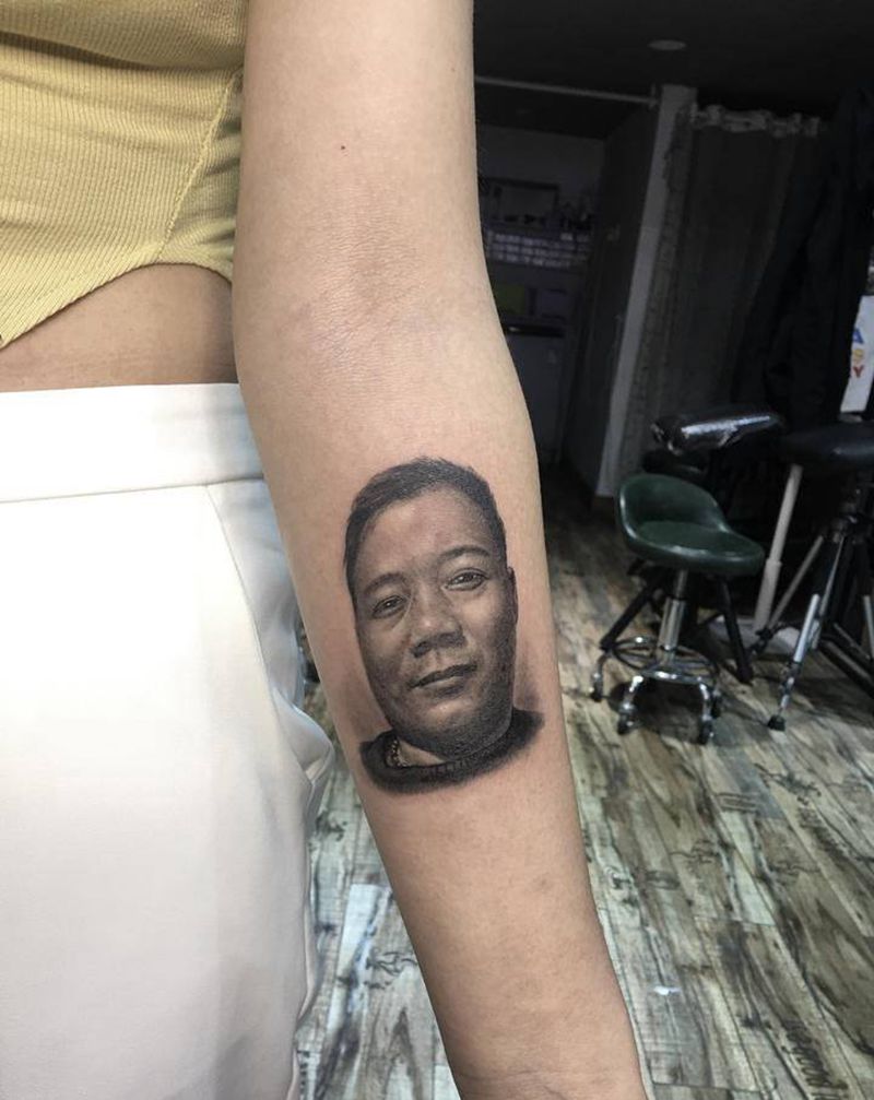 客人老公肖像纹身图片_手臂纹身图案