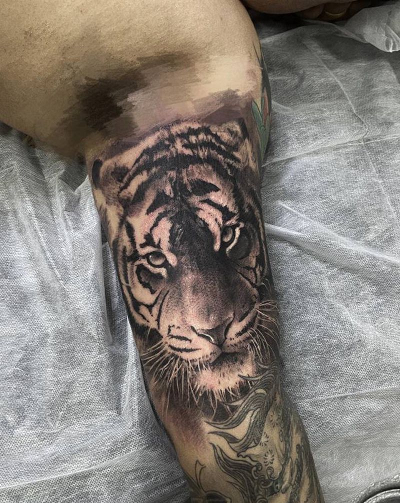 老虎纹身图片_手臂欧美写实老虎虎写实老虎纹身图案