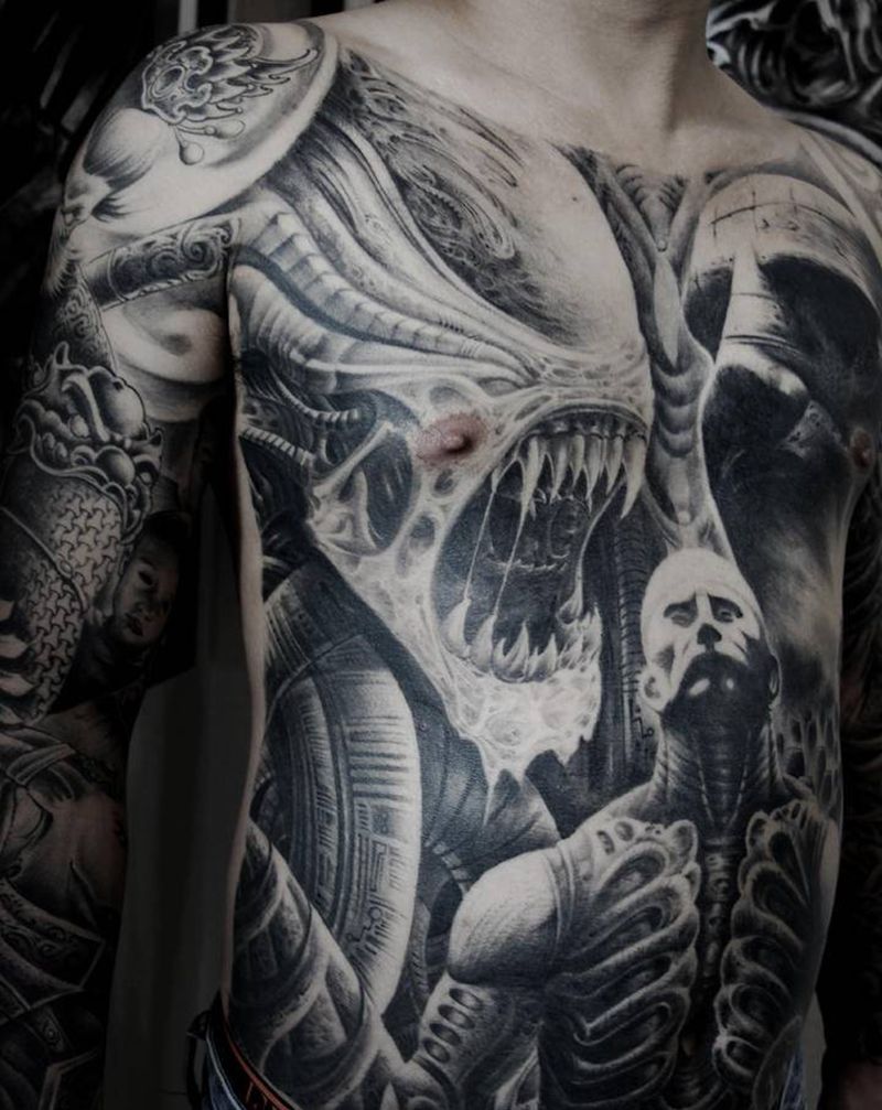 《普罗米修斯》纹身图片_胸部腹部欧美写实纹身图案