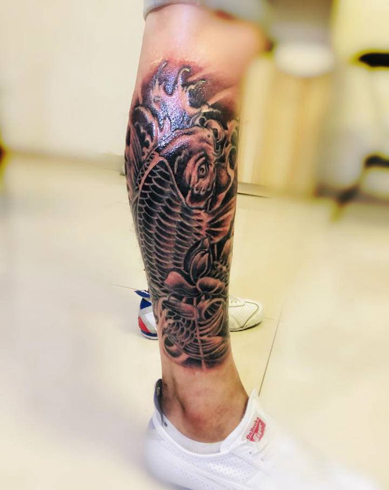 小腿鲤鱼纹身图片_腿部新传统纹身图案