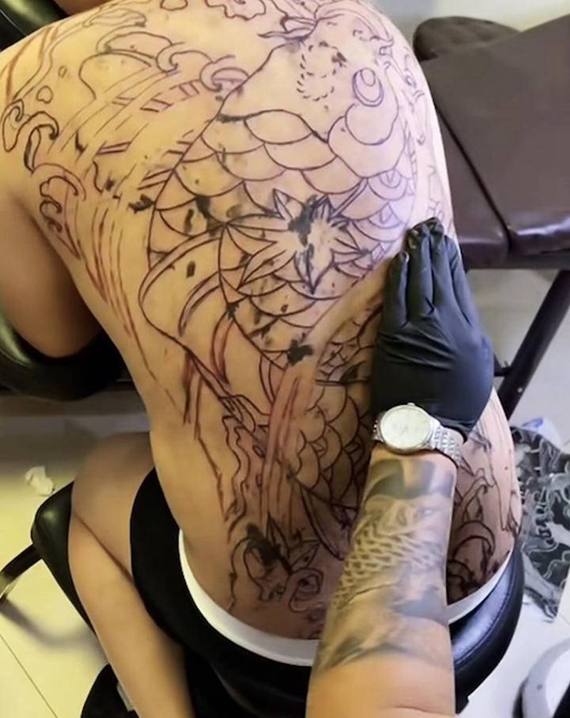 满背鲤鱼进行中纹身图片_背部新传统纹身图案