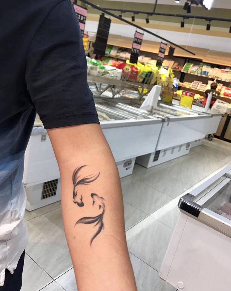 完全恢复后,鱼纹身图片_手臂欧美写实水墨纹身图案