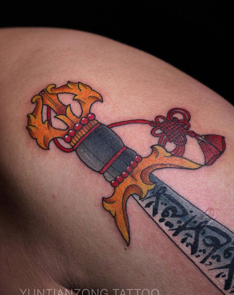 阿里仙剑纹身图片_肩部新传统纹身图案