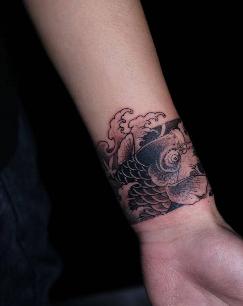 水浪鱼荷花臂环纹身图片_手部手臂新传统纹身图案
