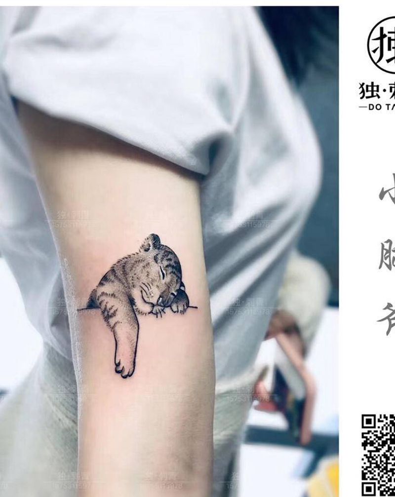 小老虎纹身图片_手臂点刺纹身图案
