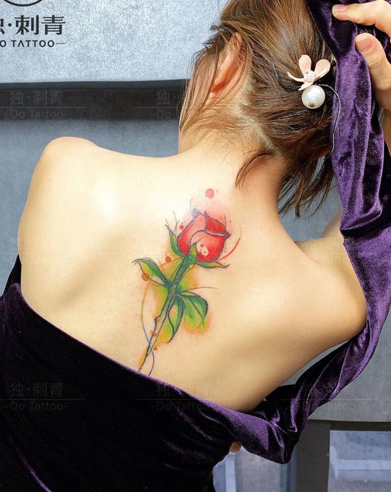 玫瑰花纹身图片_背部水彩纹身图案