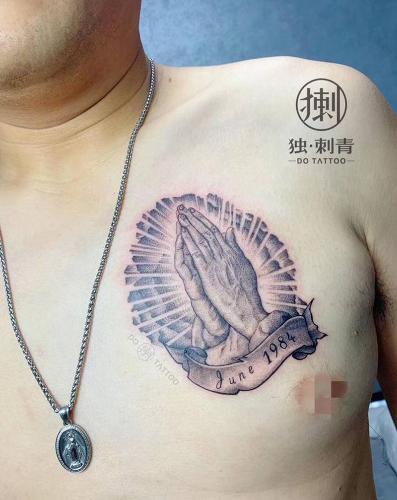 祈祷之手纹身图片_胸部点刺欧美写实纹身图案