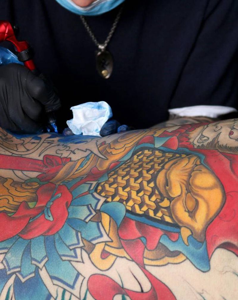 猴子进行中，，纹身图片_背部新传统纹身图案