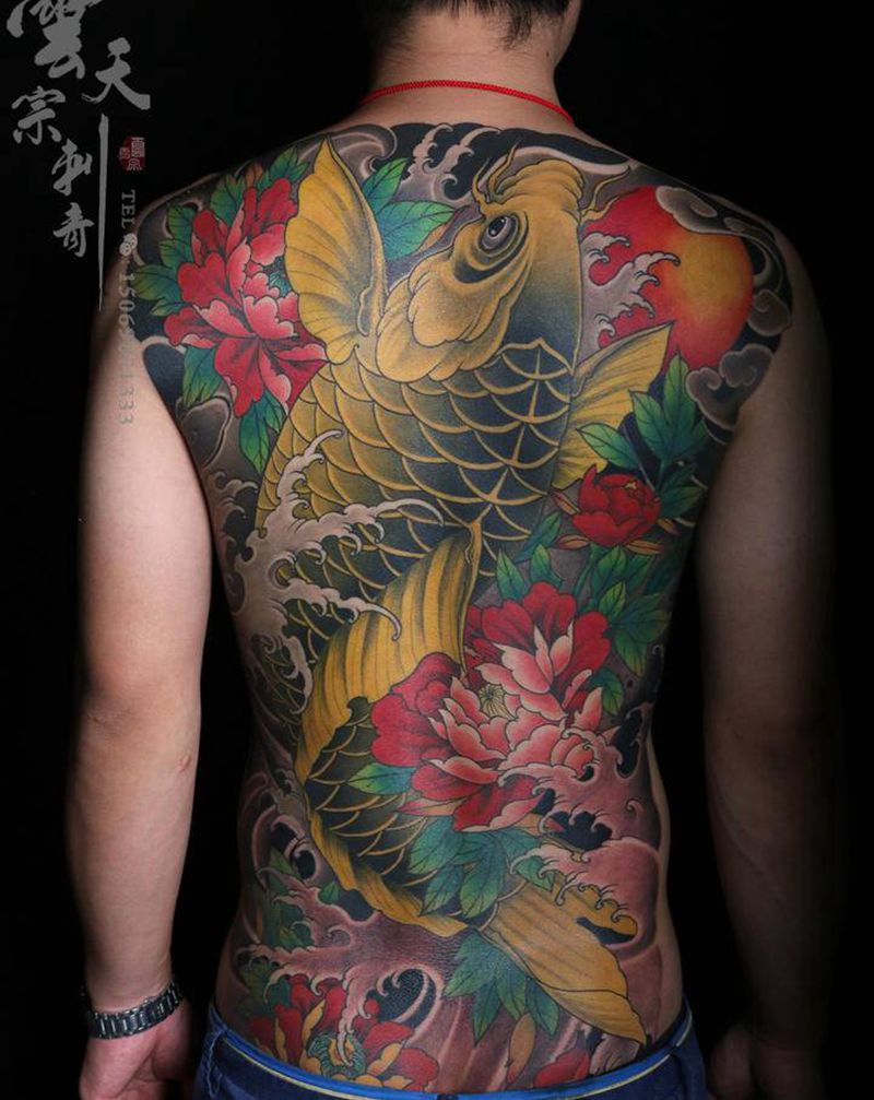 富贵锦鲤纹身图片_背部新传统纹身图案