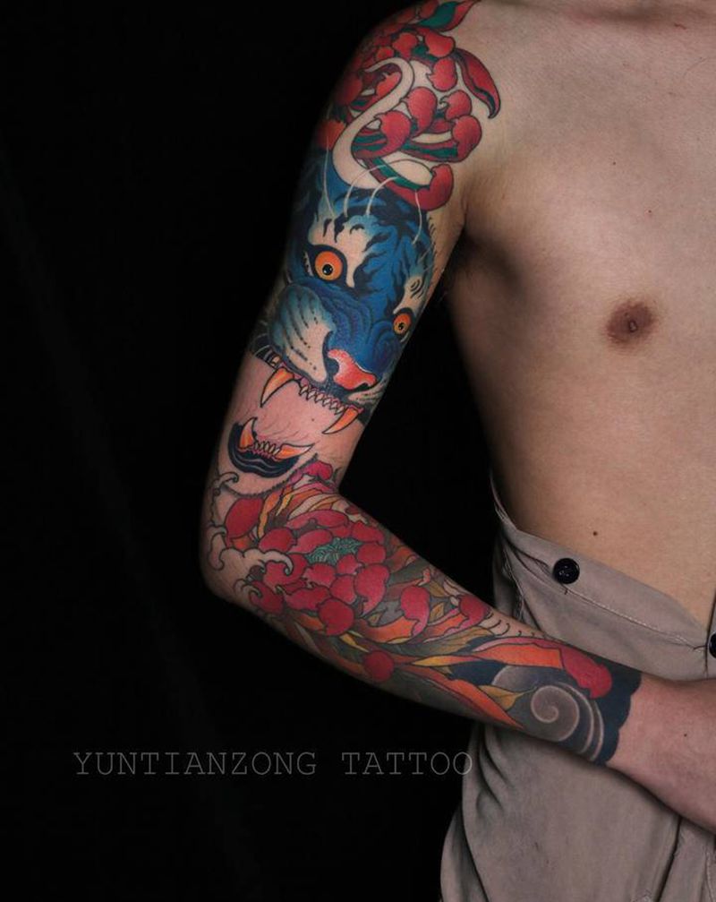 老虎与蛇的战争纹身图片_手臂新传统纹身图案