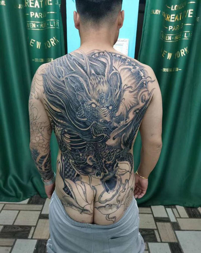 麒麟纹身图片_背部新传统纹身图案