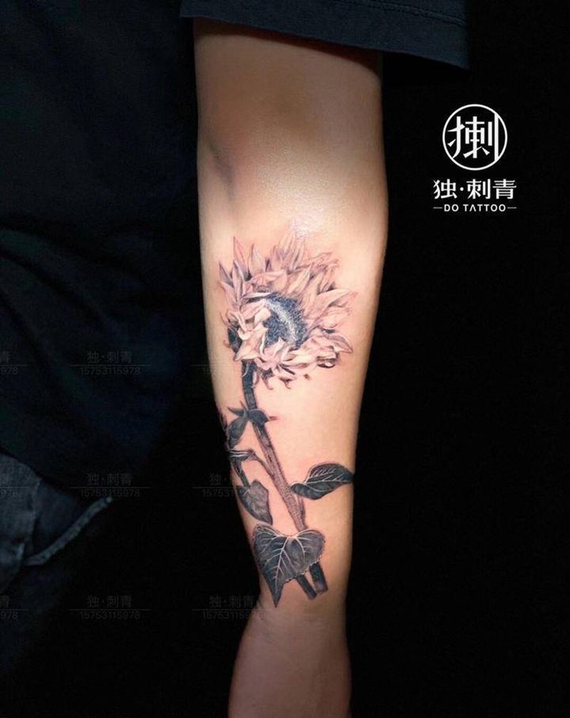 向日葵纹身图片_手部欧美写实纹身图案