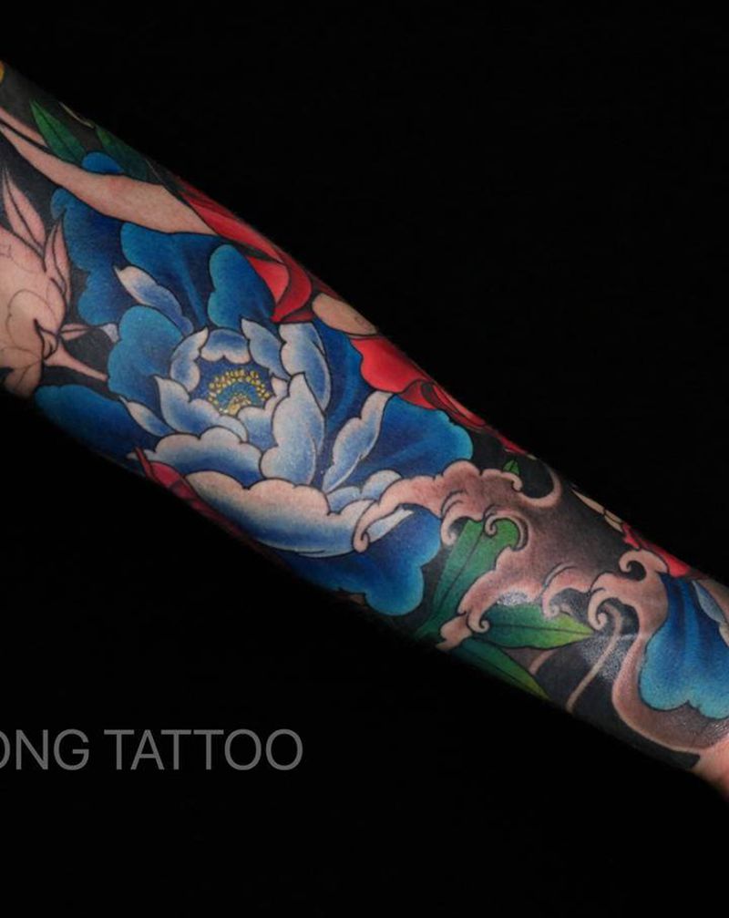 蓝牡丹纹身图片_手臂新传统纹身图案