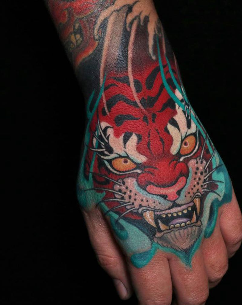 接手背纹身图片_手部新传统纹身图案