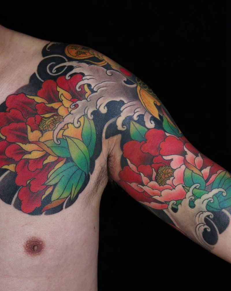 牡丹锦鲤半甲纹身图片_手臂胸部新传统纹身图案