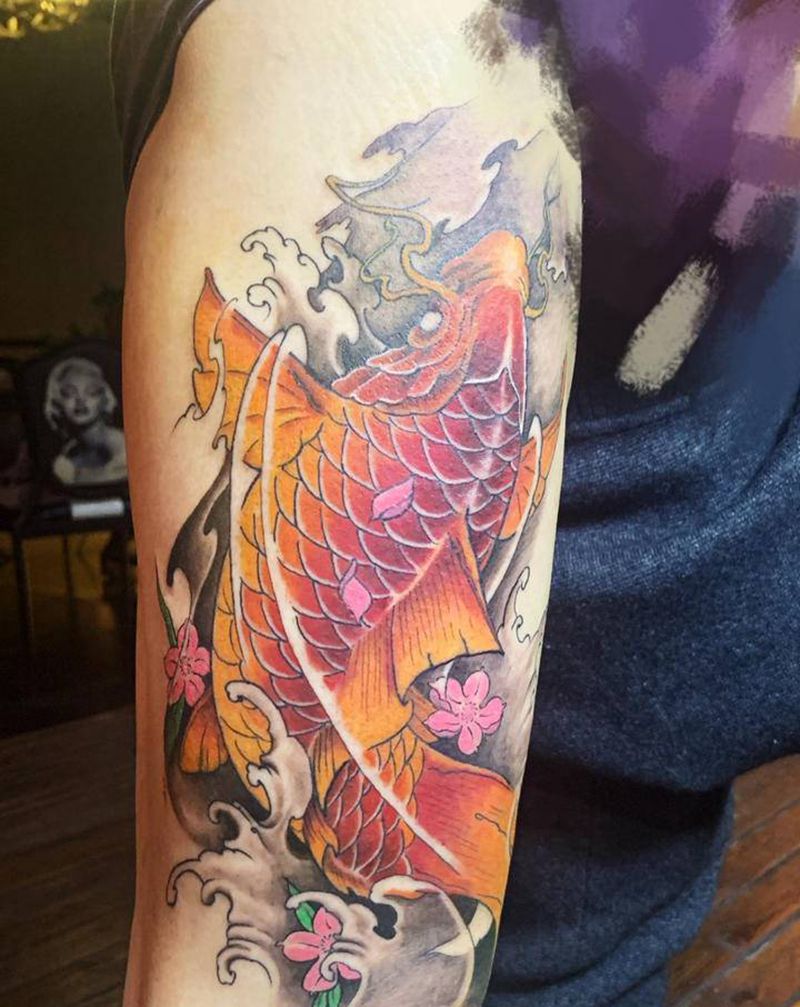 红鲤鱼纹身图片_腿部新传统纹身图案