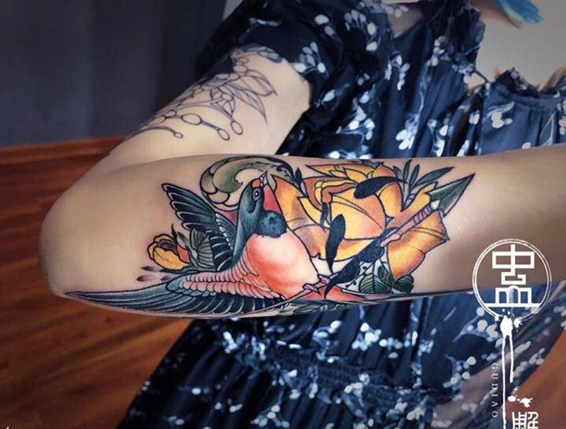 燕子纹身图片_手臂New School鸟燕子花纹身图案