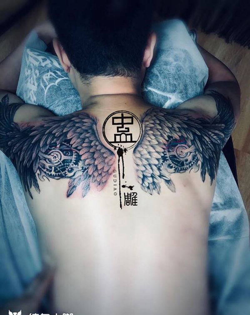 翅膀纹身图片_背部肩部欧美写实翅膀齿轮纹身图案
