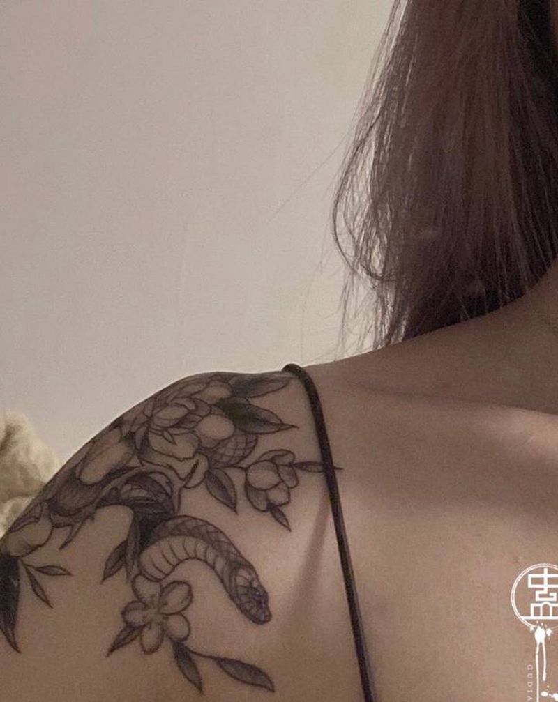 素花与蛇纹身图片_肩部背部点刺蛇素花纹身图案