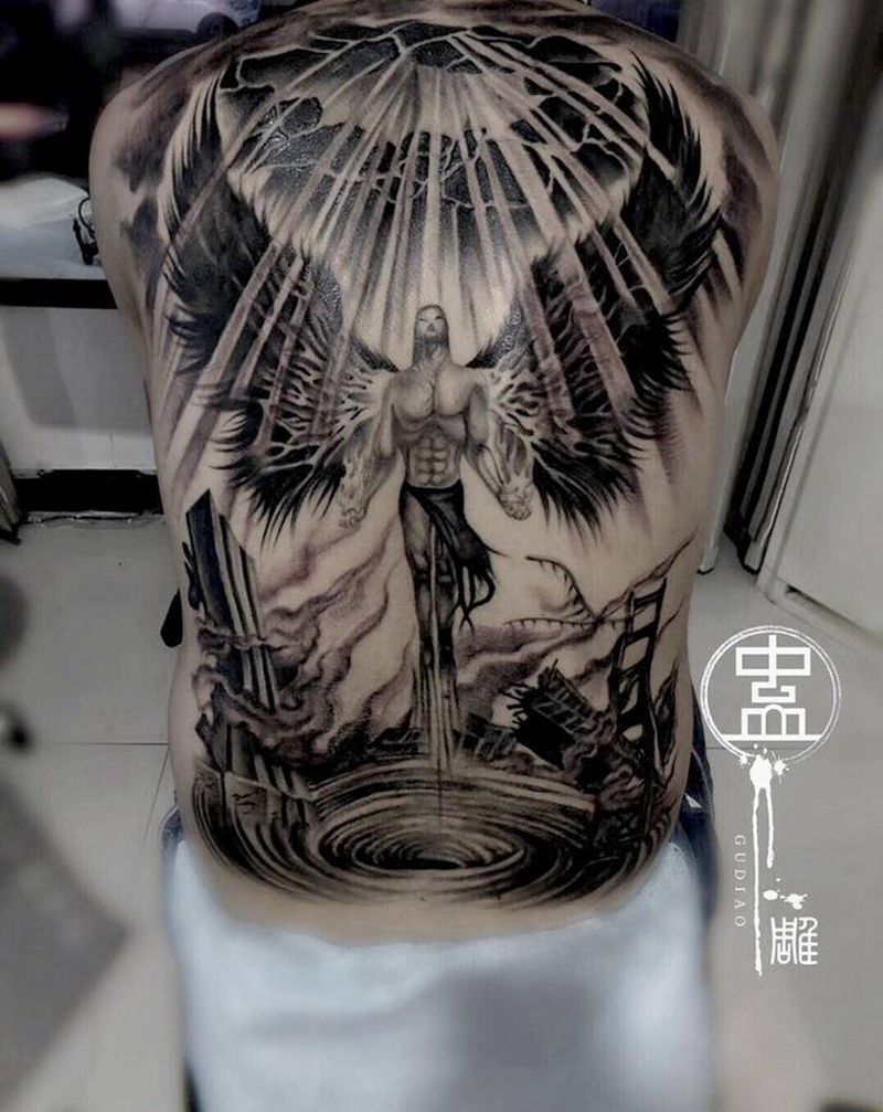 天裂纹身图片_背部新传统欧美写实天裂纹身图案
