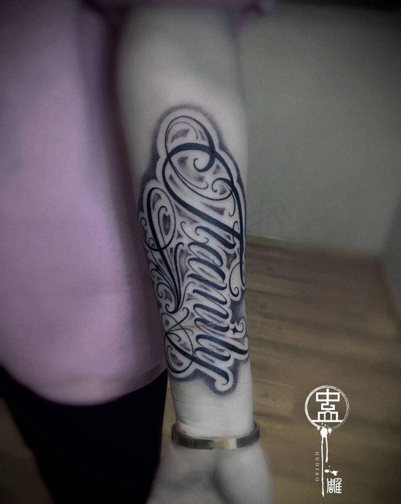 家庭纹身图片_手臂花体字家庭 英文纹身图案